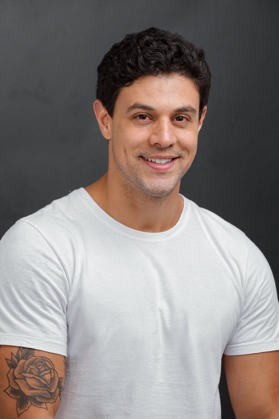 Luan Oliveira sorrindo, de camiseta branca